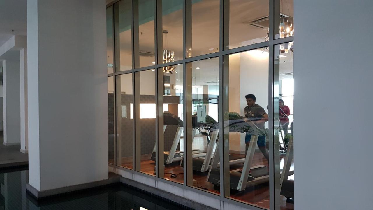 Starsbed Klcc Skyview Roof Pool Hostel Kuala Lumpur Luaran gambar