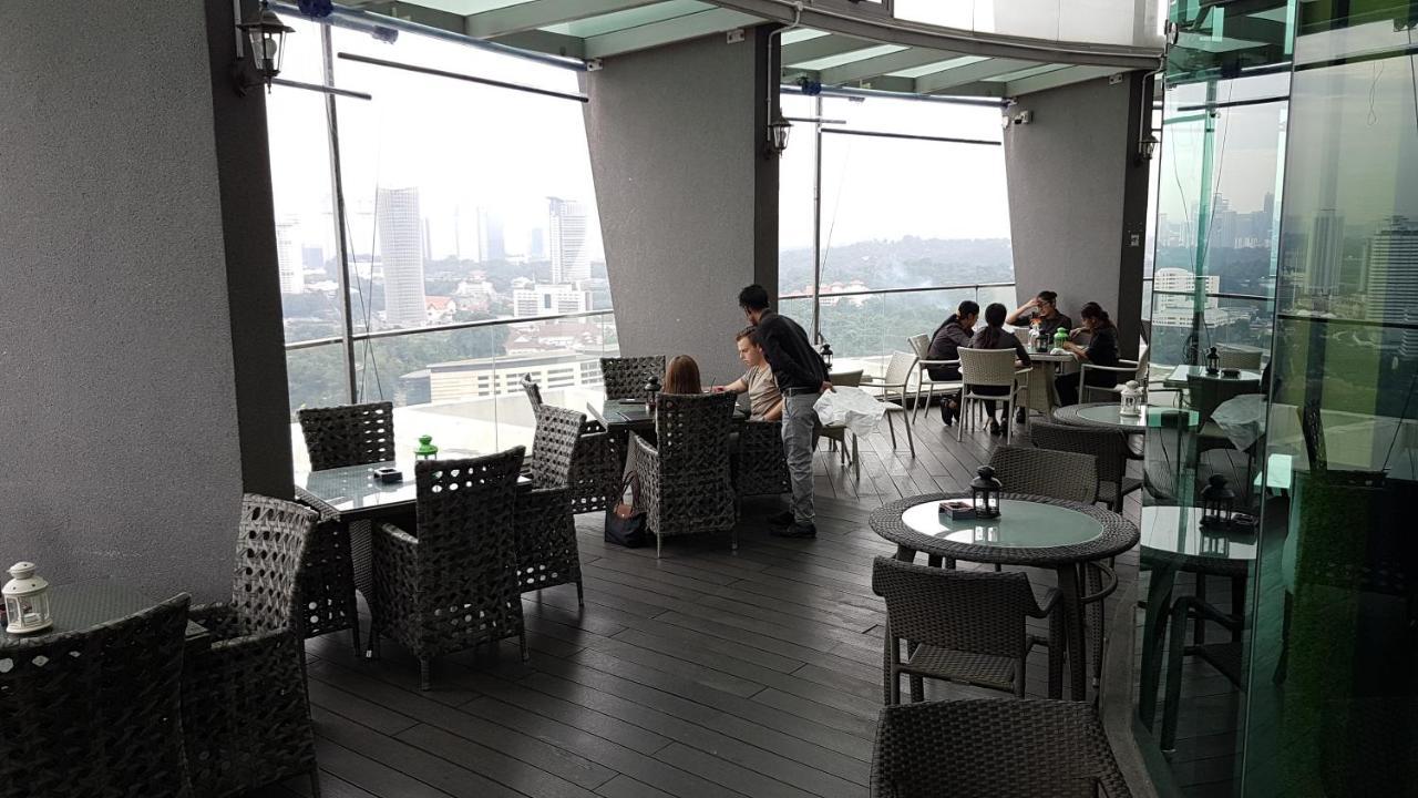 Starsbed Klcc Skyview Roof Pool Hostel Kuala Lumpur Luaran gambar
